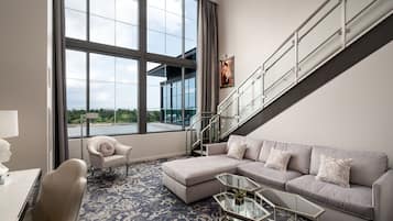 Loft, 1 quarto | Área de estar | TV de tela plana 48 polegadas com canais a cabo, TV, dock para iPod