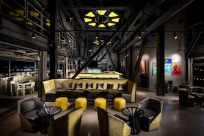 3 bares/lounges, bar de petiscos, gastropub, bar na cobertura 