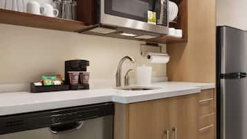 Refrigerador con freezer, microondas, placa de cocina, lavavajillas