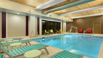 Piscina coperta, con ingresso dalle 08:00 alle 22:00, lettini