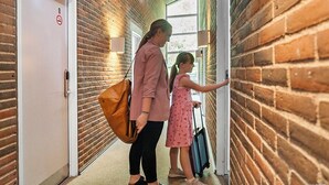 Un couloir aux murs de briques et une porte blanche portant le numéro 8.