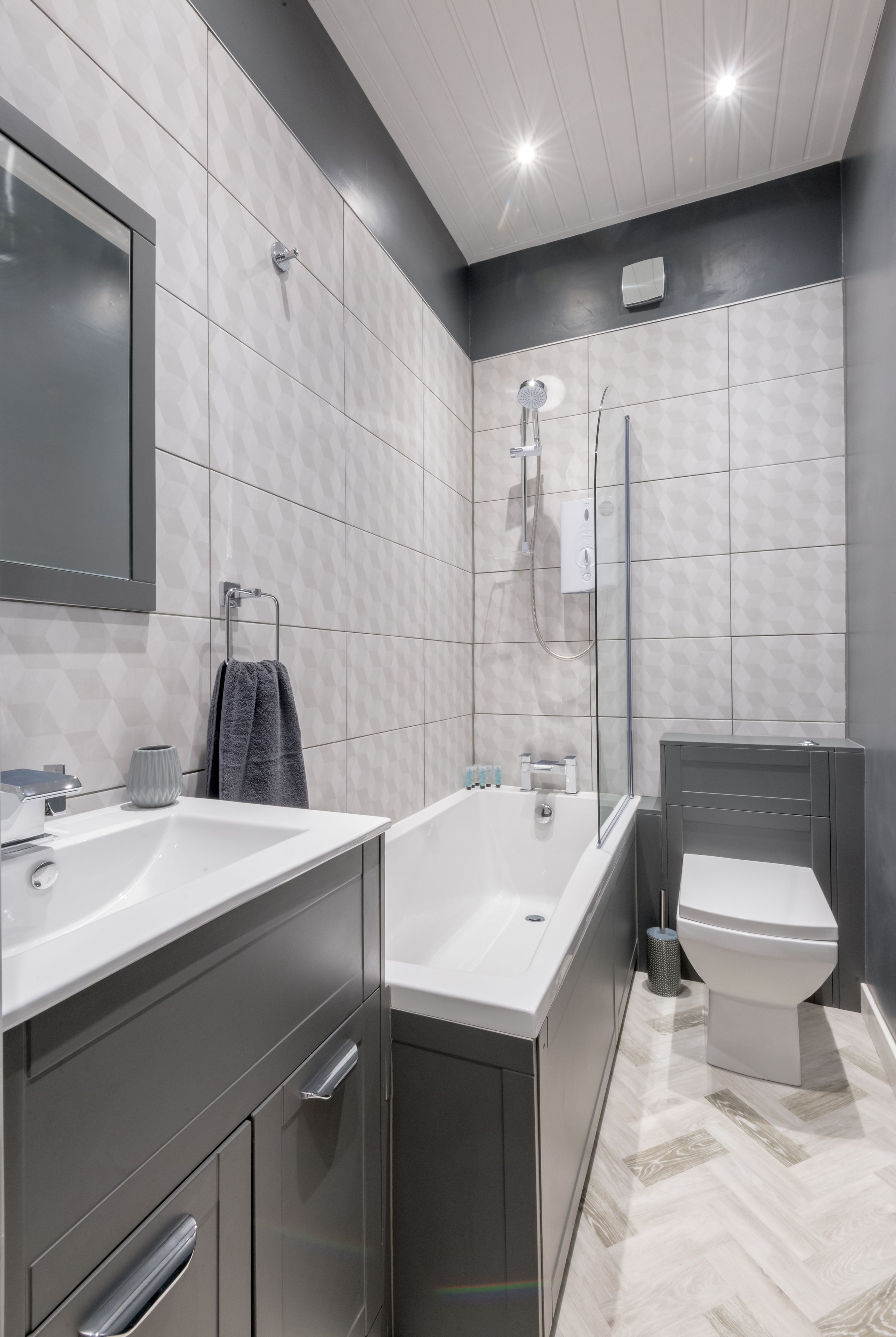 Luxury Apartment | Bathroom | Combined shower/bathtub, deep-soaking bathtub, free toiletries