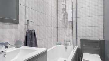 Luxury Apartment | Bathroom | Combined shower/bathtub, deep-soaking bathtub, free toiletries