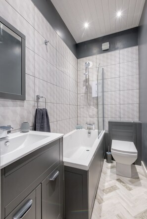 Luxury Apartment | Bathroom