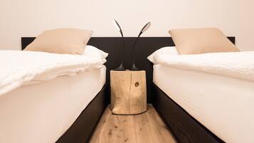 Familien-Suite, Mehrere Betten, Gartenblick | Hochwertige Bettwaren, individuell dekoriert, individuell eingerichtet