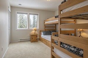 5 bedrooms, iron/ironing board, free WiFi, bed sheets