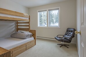 5 bedrooms, iron/ironing board, free WiFi, bed sheets - Slopeside Chalet Including a Private Suite - Features laundry, BBQ & hot tub (Silver Star Mountain)