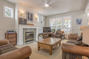 TV, fireplace - Slopeside Chalet Including a Private Suite - Features laundry, BBQ & hot tub (Silver Star Mountain)