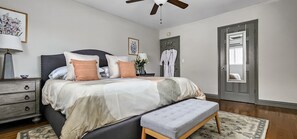 1 bedroom, iron/ironing board, travel crib, free WiFi - Close to Beach &  Major Attractions. Outdoor Patio with Firepit.  Free Parking. (Culver City)