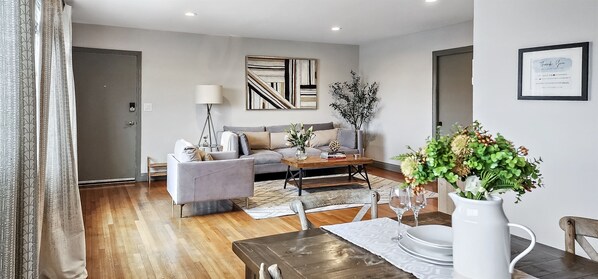 Smart TV, Netflix, books, streaming services - Close to Beach &  Major Attractions. Outdoor Patio with Firepit.  Free Parking. (Culver City)