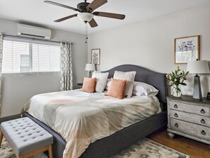 1 dormitori, planxa i posts de planxar i un bressol de viatge 