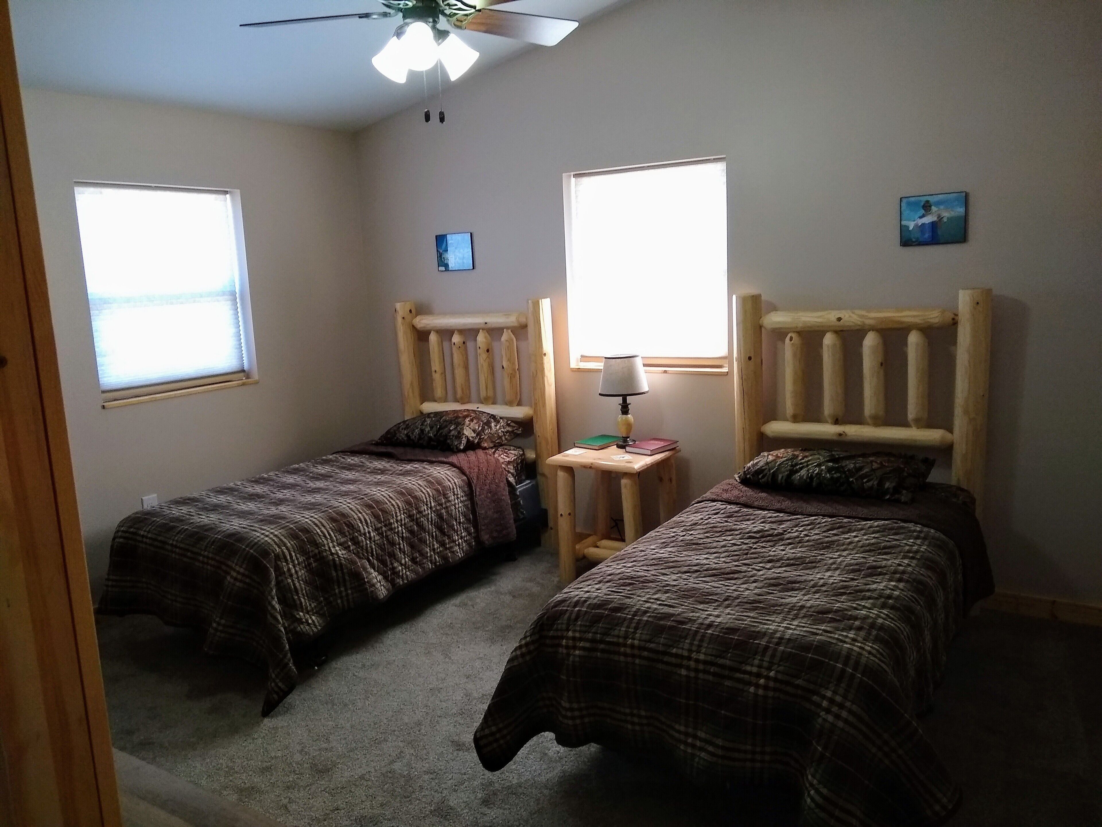 4 عدّة غرف نوم ومكتب وواي فاي مجانًا وملاءات أسرّة