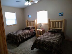 4 soverom, skrivebord, wi-fi (inkludert) og sengetøy