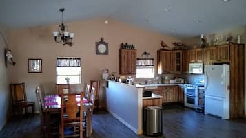 ثلاجة، ميكروويف، فرن، موقد طهي مسطح