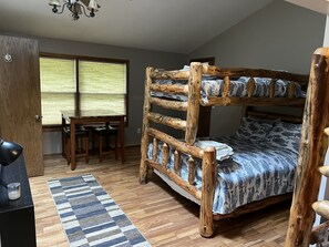 4 chambres, fer et planche à repasser, lit de bébé portatif