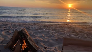 Chaises longues, serviettes de plage