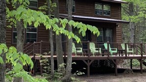 Una cabaña con terraza y zona de estar al aire libre.