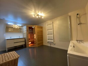 Combined shower/tub, free toiletries, hair dryer, towels