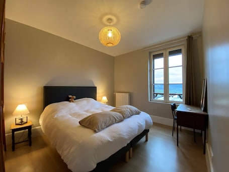 4 bedrooms, soundproofing, iron/ironing board, free WiFi. Gîte de la Miellerie