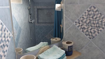 Dusche, Haartrockner, Handtücher