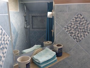 Shower, hair dryer, towels - THE SEA SPRAY (Andilly)