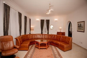 Premium bedding, in-room safe, desk, laptop workspace - Hotel Heritage (Sarajevo)