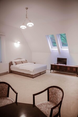 เครื่องนอนระดับพรีเมียม, ตู้นิรภัยในห้องพัก, โต๊ะทำงาน