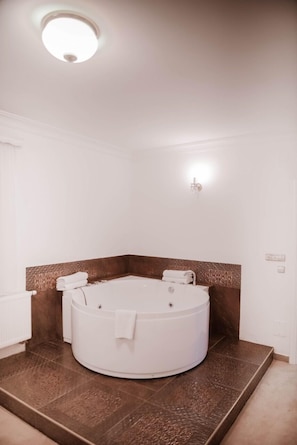 室內 SPA 浴池