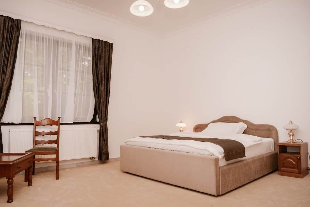 Premium bedding, in-room safe, desk, laptop workspace
