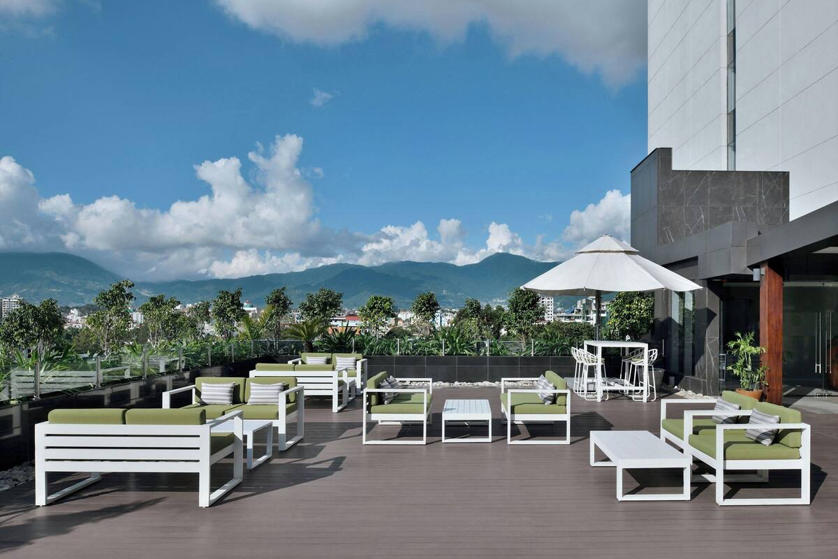 2 restaurants, breakfast, lunch, dinner served; international cuisine