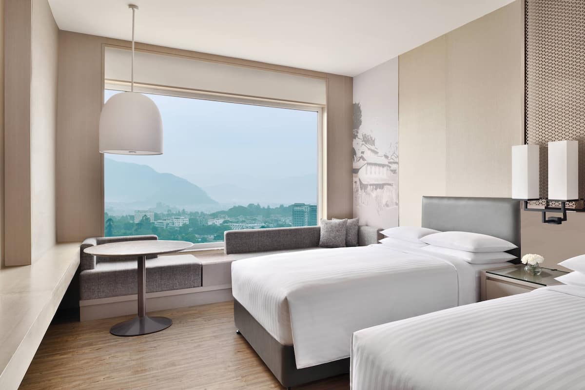 Copriletto in piuma, minibar, una cassaforte in camera, una scrivania