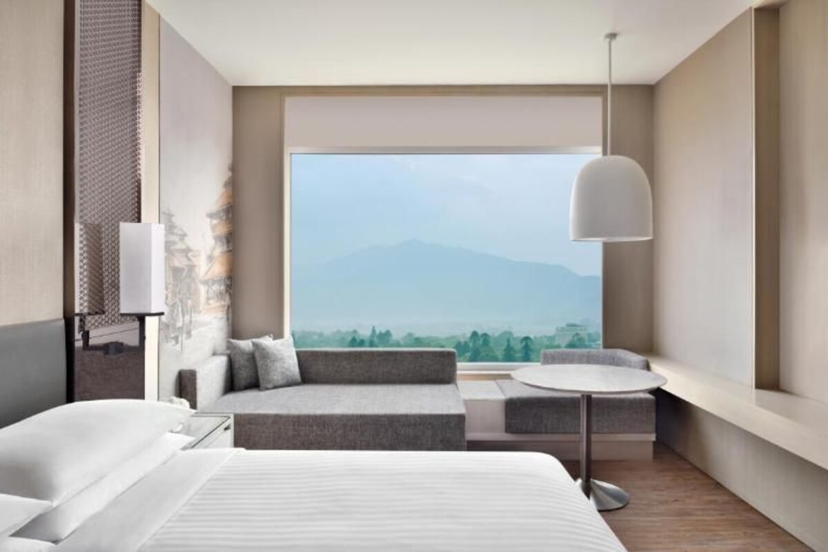 Habitación Premier, 1 cama de matrimonio grande | Edredones de plumas, minibar, caja fuerte y escritorio