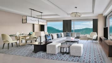 Una sala de estar moderna con un sofá grande, una mesa de comedor y un televisor.