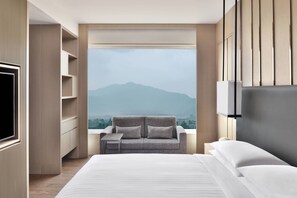 羽绒被、迷你吧、客房内保险箱、办公桌