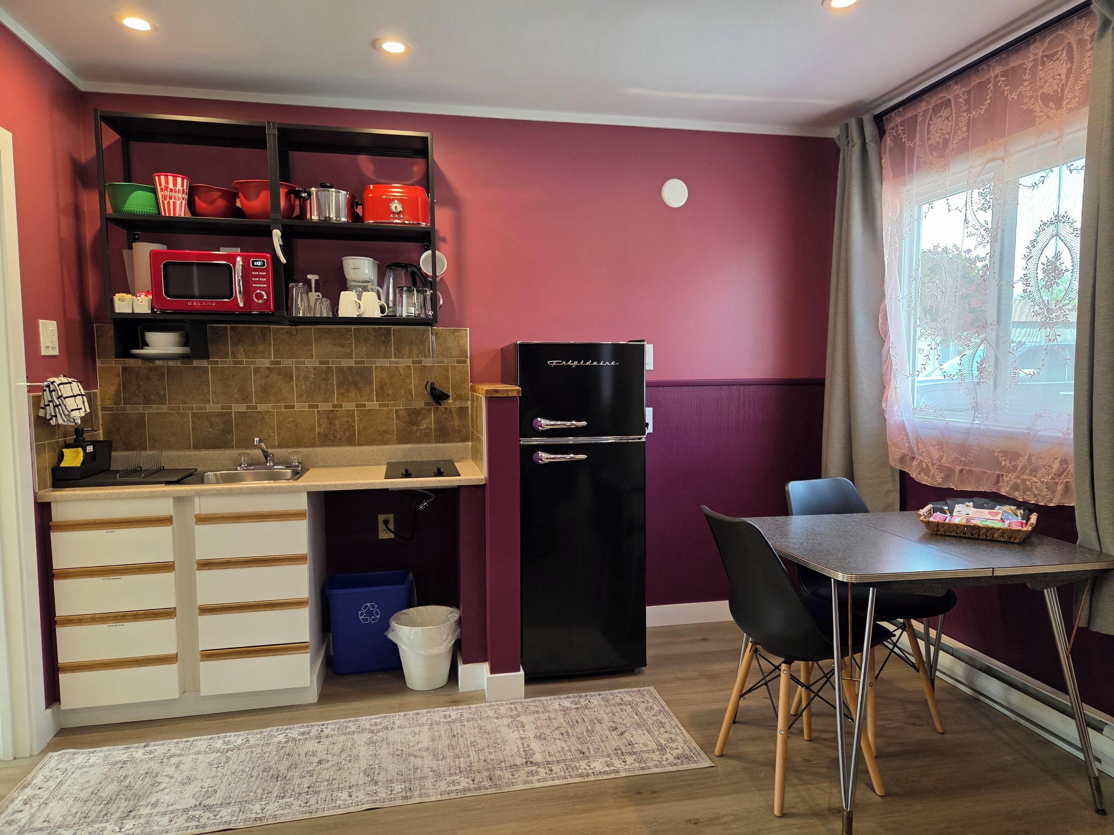 Deluxe Room | Blackout drapes, soundproofing, iron/ironing board, free WiFi