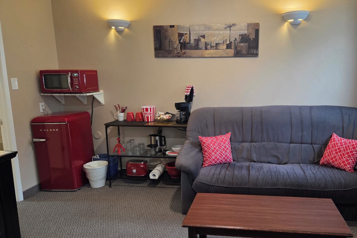 Standard Suite, 1 Queen Bed | Living area