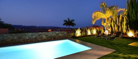 Piscine extérieure, piscine chauffée, chaises longues