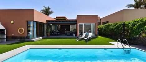 Piscine extérieure, piscine chauffée, chaises longues