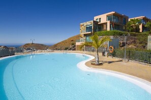 Outdoor pool, pool umbrellas, pool loungers - Los Lagos 5- Holiday Rental Salobre Golf (San Bartolomé de Tirajana)