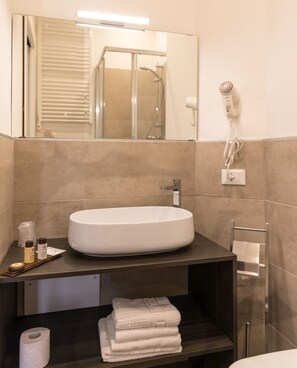 Classic Double or Twin Room (Avana) | Bathroom