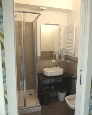 Standard Double or Twin Room (Antigua) | Bathroom | Shower, rainfall showerhead, free toiletries, hair dryer - B&B Fablas (Verona)