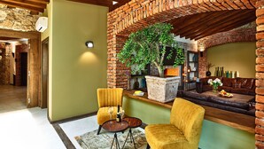Lobby sitting area - Zornitza Family Estate Relais & Chateaux (Sandanski)
