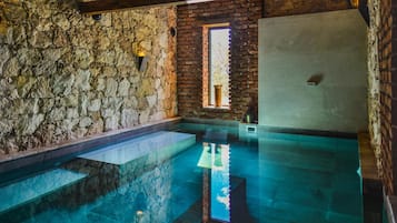 3 สระว่ายน้ำในร่ม, สระว่ายน้ำกลางแจ้ง, เก้าอี้อาบแดดริมสระ