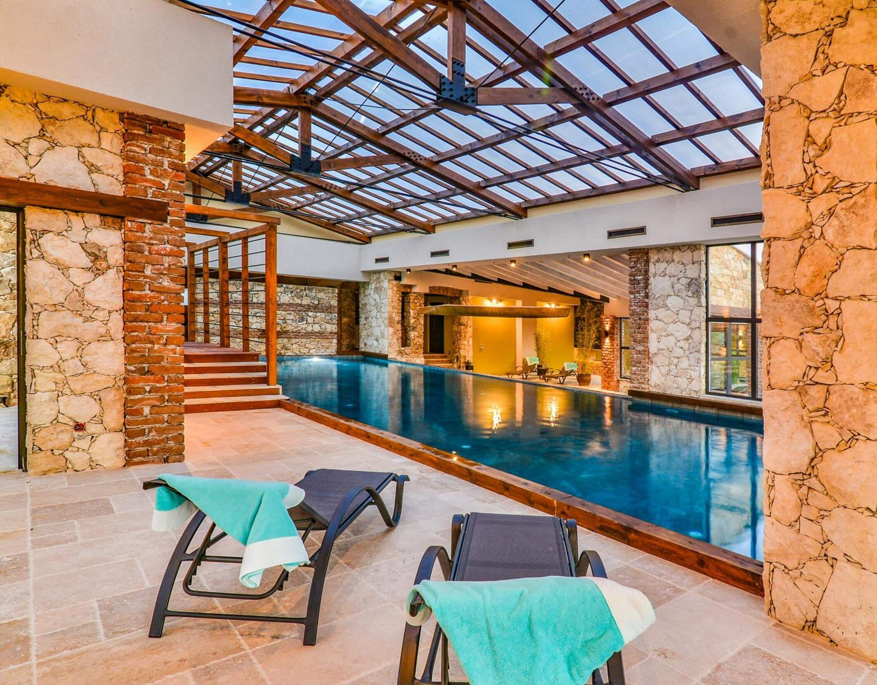 3 kolam renang indoor dan kolam renang outdoor, dengan kursi berjemur
