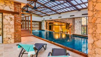 3 kolam renang indoor dan kolam renang outdoor, dengan kursi berjemur