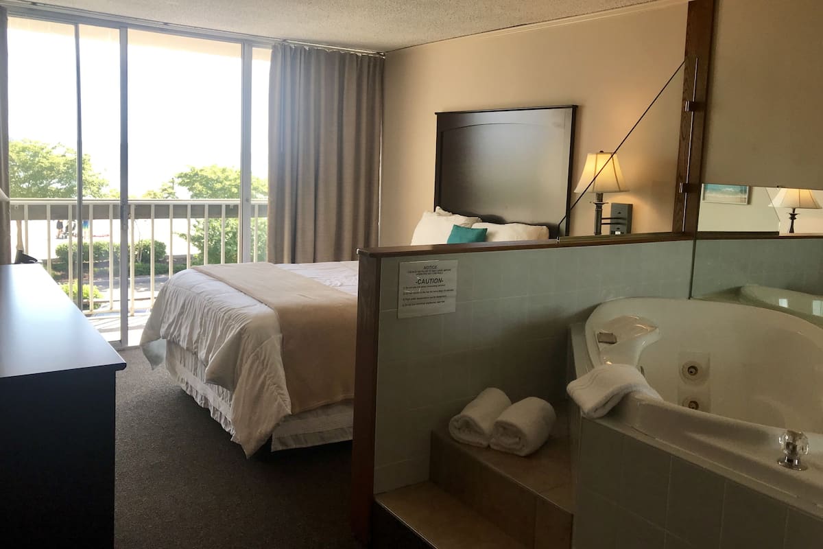 Kamar Standar, 1 Tempat Tidur Queen | Meja kerja, ruang kerja ramah laptop, dan tirai kedap cahaya