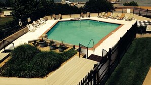 Outdoor pool - The Duke of York (Yorktown)