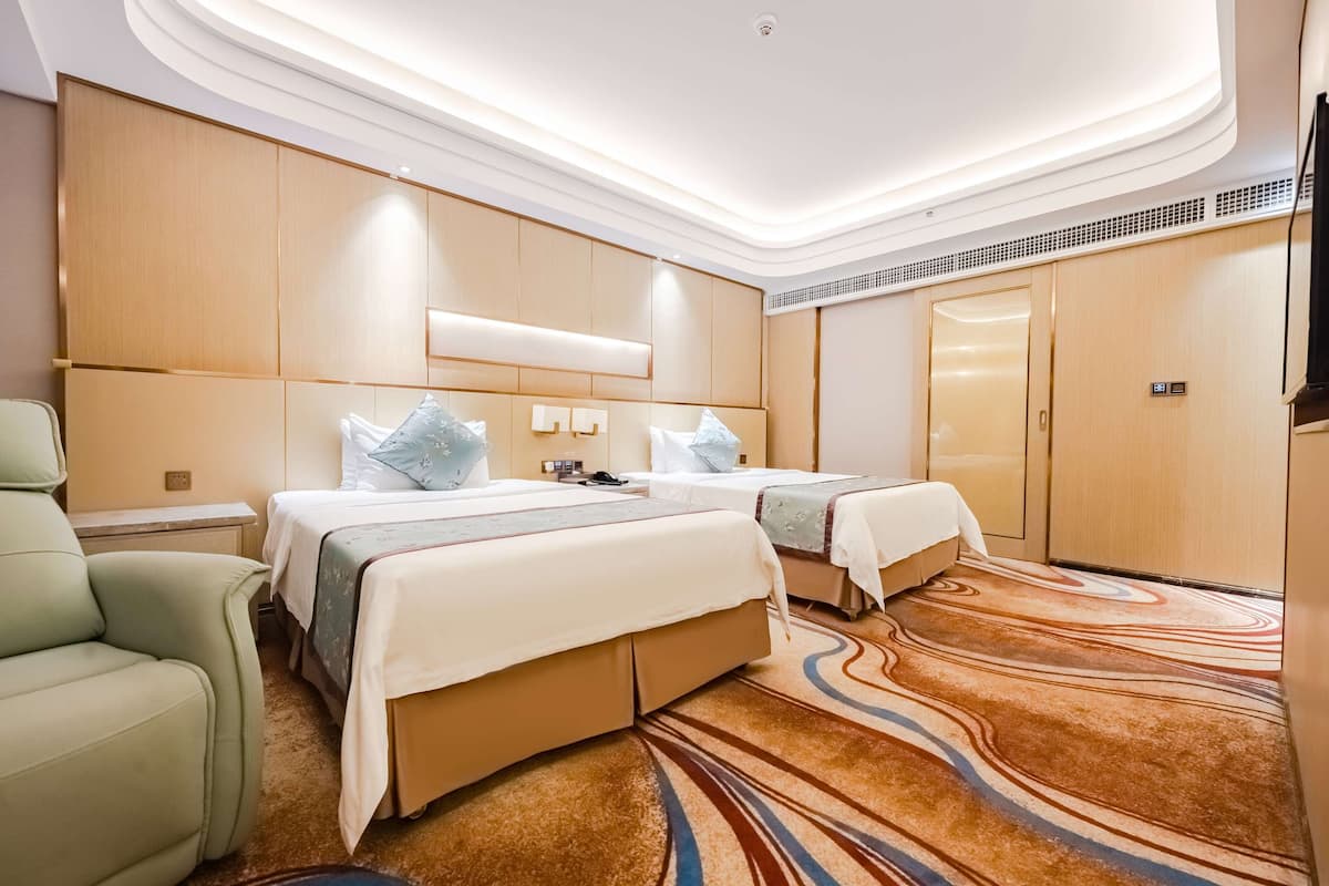 Minibar, coffres-forts dans les chambres, bureau