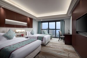 Minibar, in-room safe, desk, iron/ironing board - Ramada by Wyndham Wuhan North (Wuhan)
