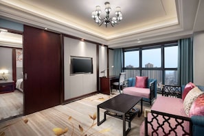 Minibar, Zimmersafe, Schreibtisch, Bügeleisen/Bügelbrett